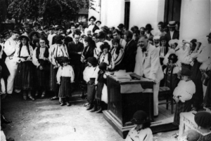 Dimitrie Gusti tinand o cuvantare in fata satului Dragus 1929